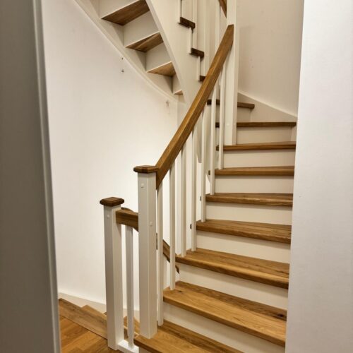 Holztreppen im Raum St. Pölten