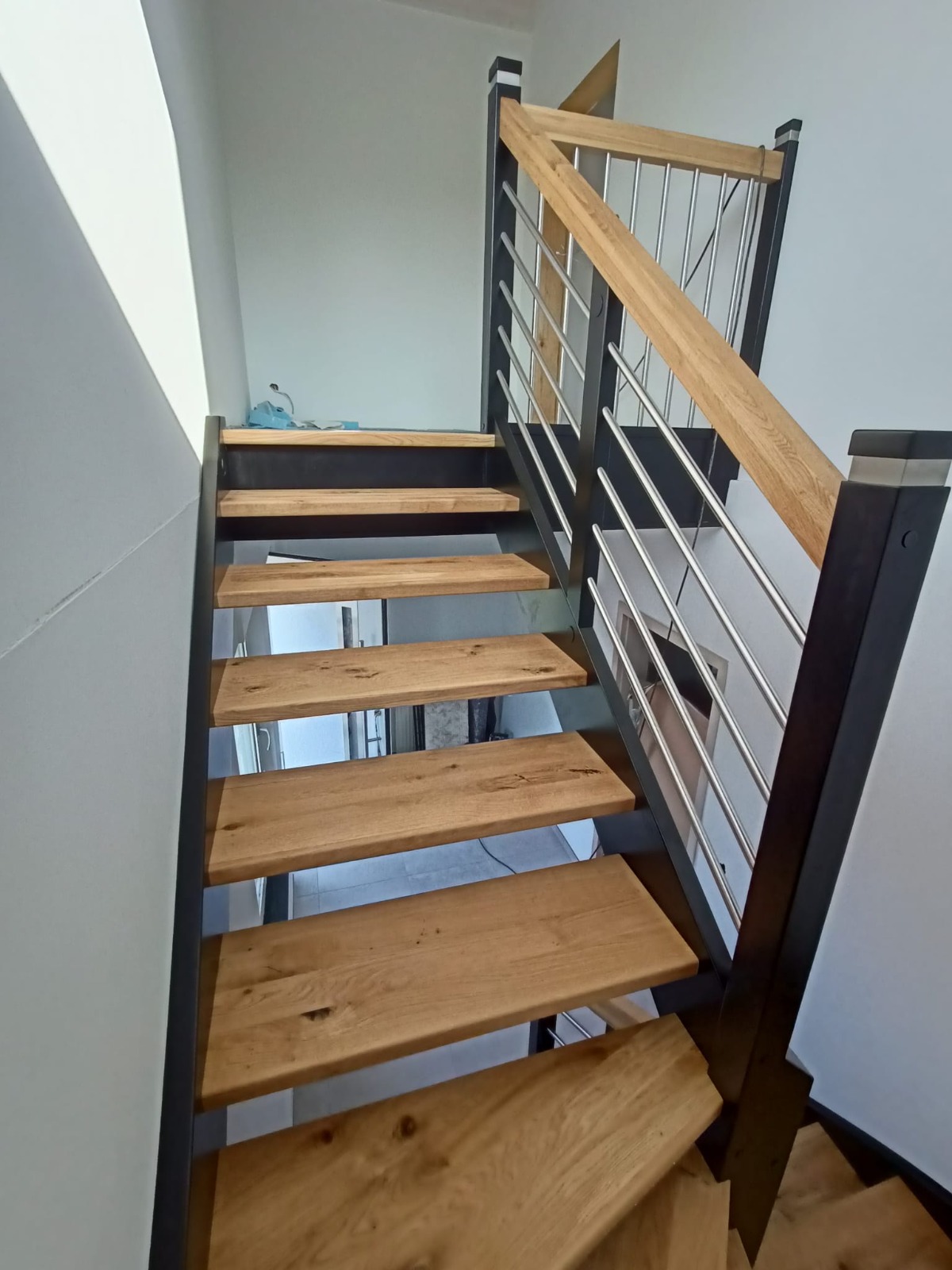 holztreppe mit glasgeländer